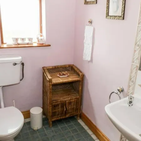 An Maide Bán, Casa de Férias Cootehill