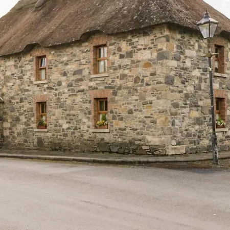 An Maide Bán, * Cootehill